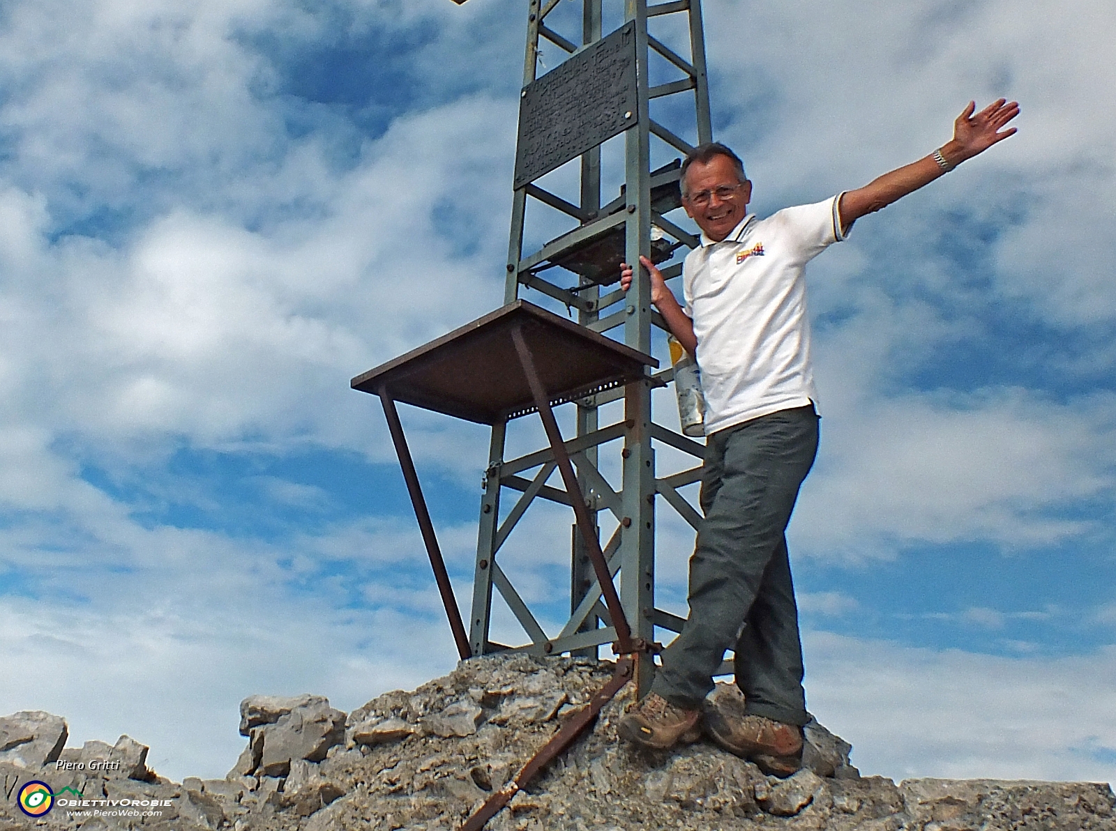 01 In vetta al Pizzo Arera (2512 m.) , salito dalla cresta EST.jpg